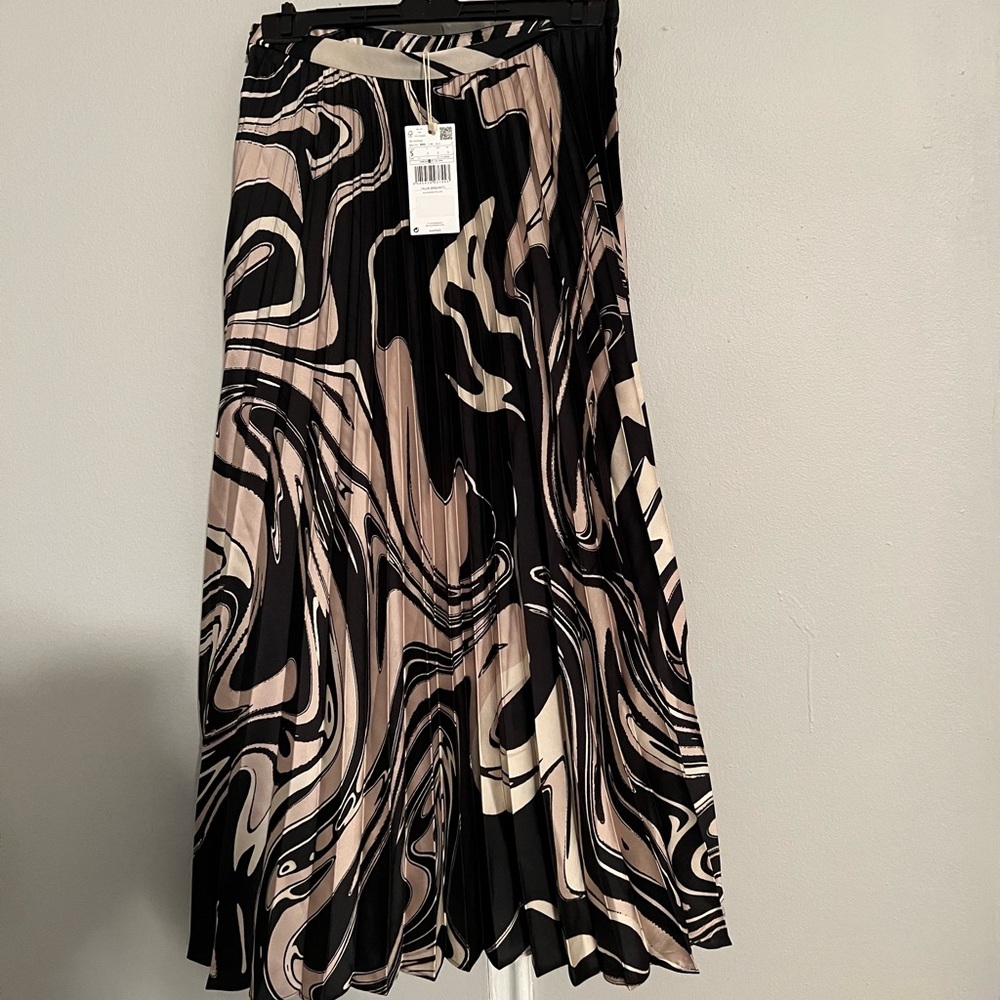 HP! 🥳NWT Mango pleated skirt